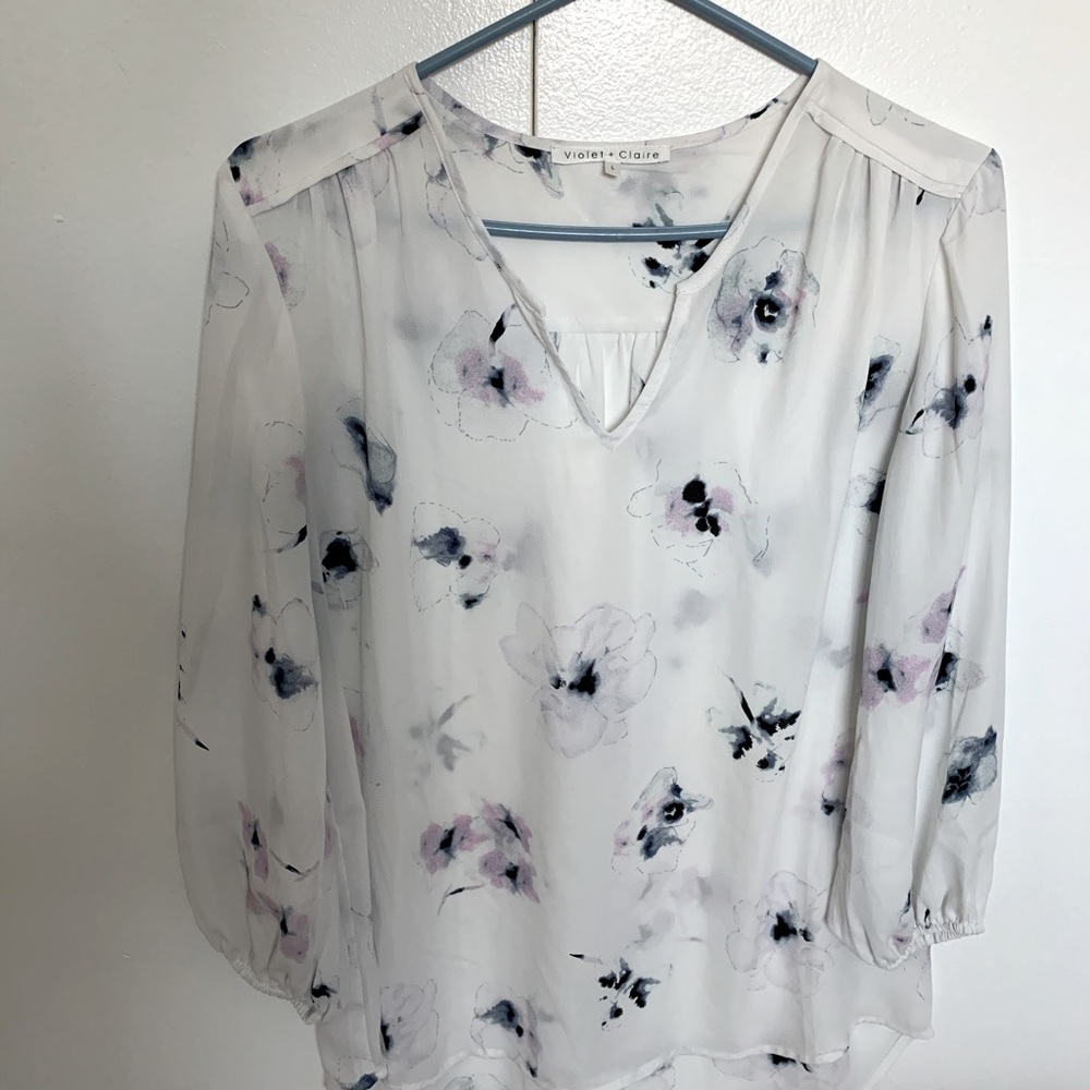 2/45$🎉 Gorgeous flowy blouse
